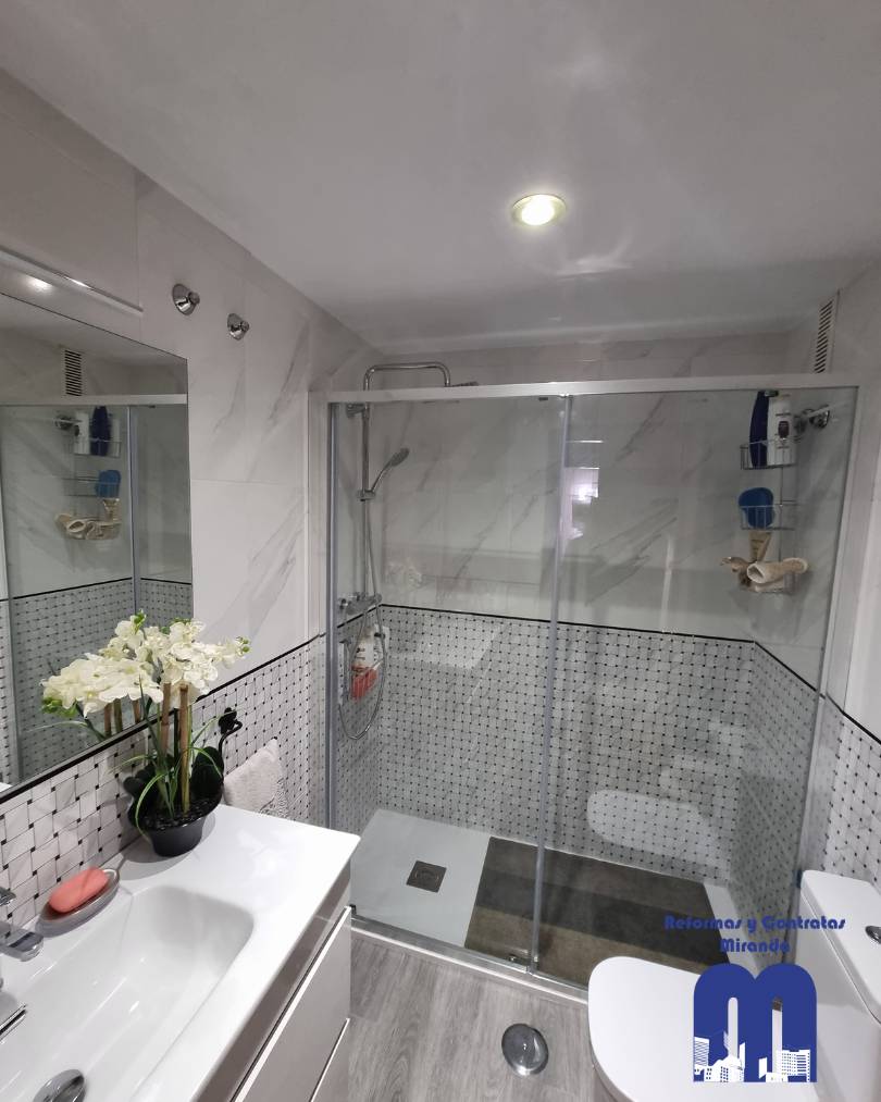 Reforma integral de baño moderno en Gijón Reforma integral de baño moderno en Gijón