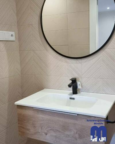 Actualización integral del cuarto de baño en un piso ubicado en Gijón