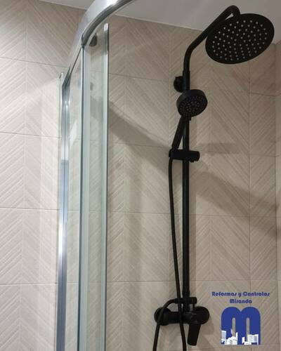 Actualización integral del cuarto de baño en un piso ubicado en Gijón