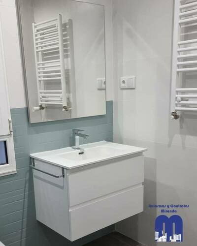 Actualización integral del cuarto de baño en un piso ubicado en Gijón