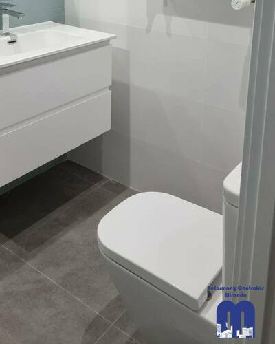 Actualización integral del cuarto de baño en un piso ubicado en Gijón