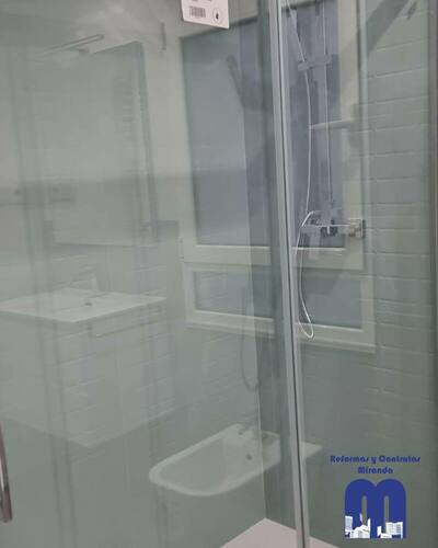 Actualización integral del cuarto de baño en un piso ubicado en Gijón