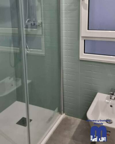 Actualización integral del cuarto de baño en un piso ubicado en Gijón