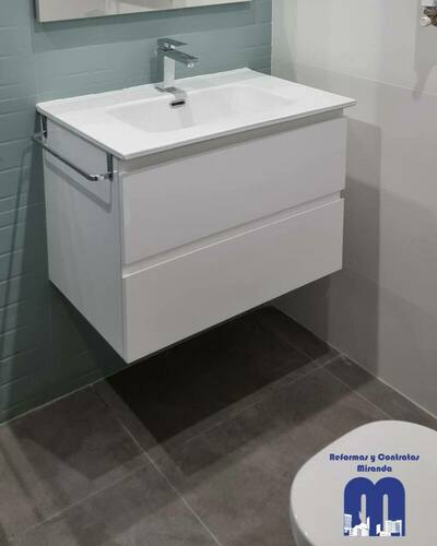 Actualización integral del cuarto de baño en un piso ubicado en Gijón