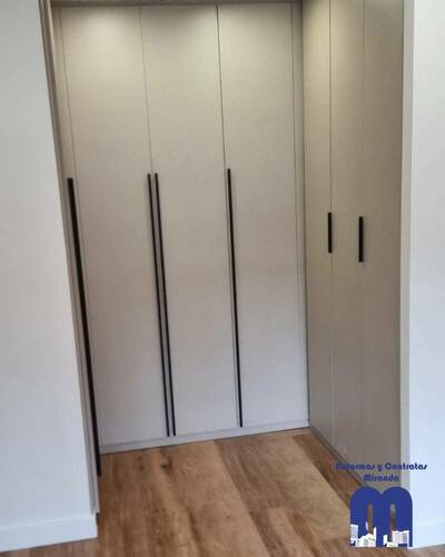 Armario empotrado a medida en un piso de Gijón, diseñado para aprovechar al máximo el espacio con un acabado elegante y funcional.