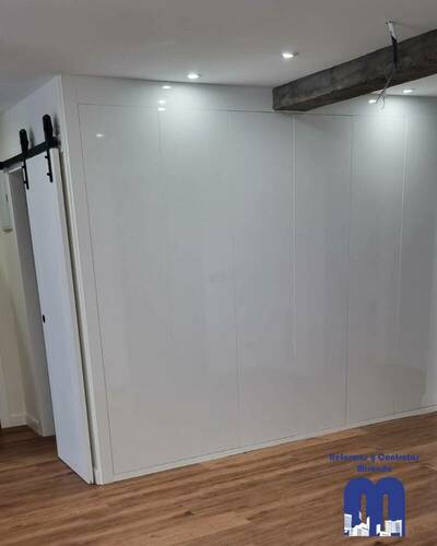 Armario empotrado a medida en un piso de Gijón, diseñado para aprovechar al máximo el espacio con un acabado elegante y funcional.