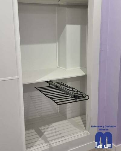 Armario empotrado a medida en un piso de Gijón, diseñado para aprovechar al máximo el espacio con un acabado elegante y funcional.