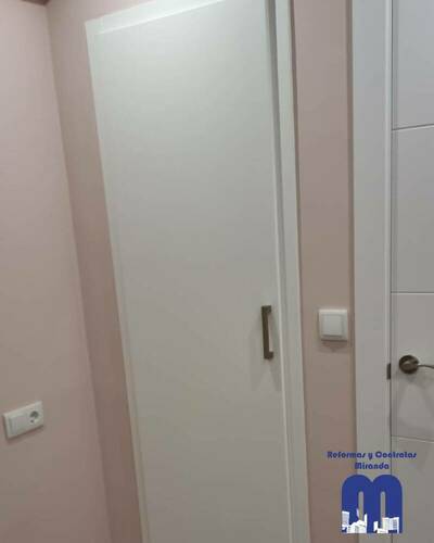 Armario empotrado a medida en un piso de Gijón, diseñado para aprovechar al máximo el espacio con un acabado elegante y funcional.