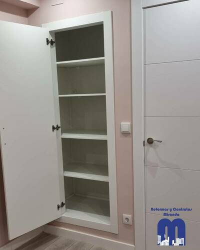 Armario empotrado a medida en un piso de Gijón, diseñado para aprovechar al máximo el espacio con un acabado elegante y funcional.