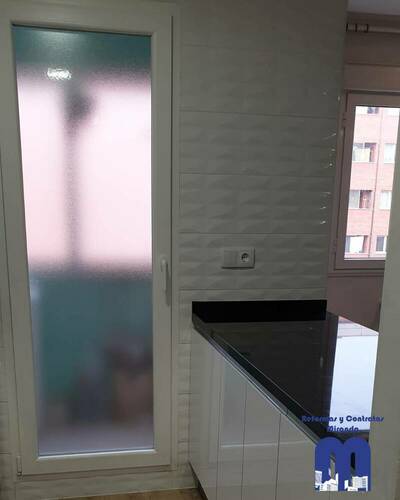 Cocina moderna y luminosa con barra abierta al salón tras una reforma completa.Cocina moderna y luminosa con barra abierta al salón tras una reforma completa.