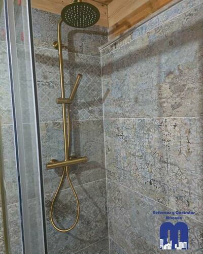 Reforma integral baños en casa rural de Gijón