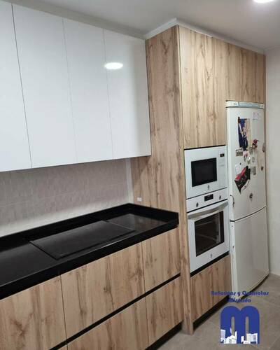 Reforma integral de cocina en piso de Gijón: funcionalidad y estilo en un espacio reducido