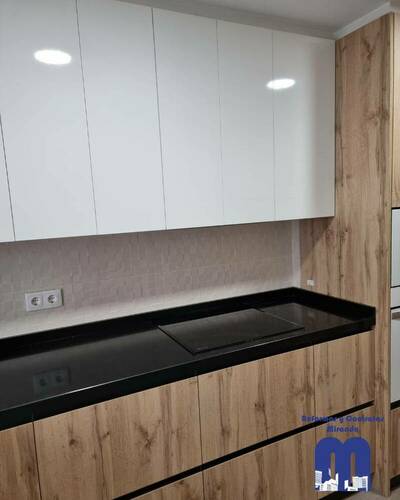 Reforma integral de cocina en piso de Gijón: funcionalidad y estilo en un espacio reducido