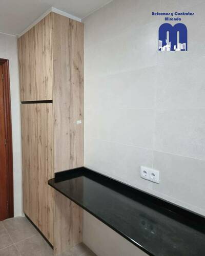 Reforma integral de cocina en piso de Gijón: funcionalidad y estilo en un espacio reducido
