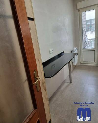 Reforma integral de cocina en piso de Gijón: funcionalidad y estilo en un espacio reducido