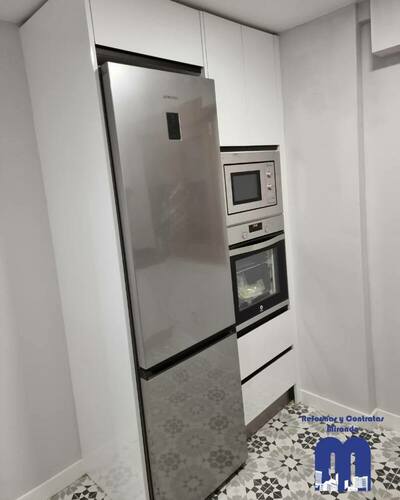 En esta reforma integral de la cocina de una casa en zona rural de Gijón, partíamos de una cocina amplia y luminosa, con el reto de dotarla de un diseño moderno y muy funcional que acompañara a su generosa distribución. La clave estaba en crear un espacio