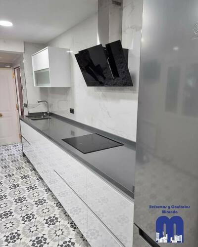En esta reforma integral de la cocina de una casa en zona rural de Gijón, partíamos de una cocina amplia y luminosa, con el reto de dotarla de un diseño moderno y muy funcional que acompañara a su generosa distribución. La clave estaba en crear un espacio