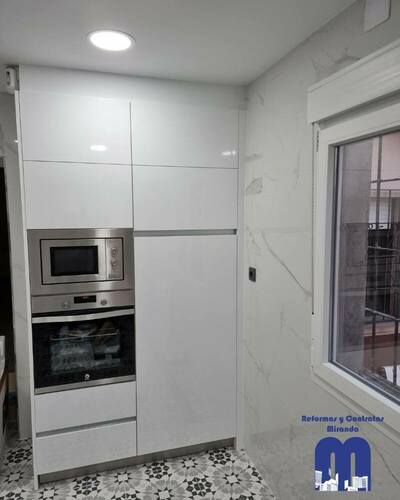 En esta reforma integral de la cocina de una casa en zona rural de Gijón, partíamos de una cocina amplia y luminosa, con el reto de dotarla de un diseño moderno y muy funcional que acompañara a su generosa distribución. La clave estaba en crear un espacio