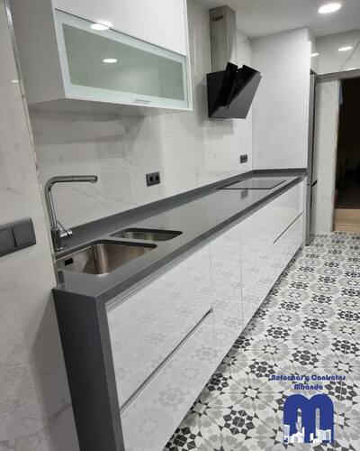 En esta reforma integral de la cocina de una casa en zona rural de Gijón, partíamos de una cocina amplia y luminosa, con el reto de dotarla de un diseño moderno y muy funcional que acompañara a su generosa distribución. La clave estaba en crear un espacio