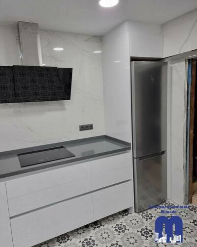 En esta reforma integral de la cocina de una casa en zona rural de Gijón, partíamos de una cocina amplia y luminosa, con el reto de dotarla de un diseño moderno y muy funcional que acompañara a su generosa distribución. La clave estaba en crear un espacio