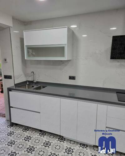 En esta reforma integral de la cocina de una casa en zona rural de Gijón, partíamos de una cocina amplia y luminosa, con el reto de dotarla de un diseño moderno y muy funcional que acompañara a su generosa distribución. La clave estaba en crear un espacio
