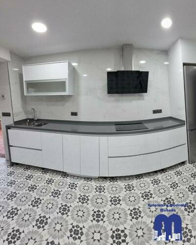 En esta reforma integral de la cocina de una casa en zona rural de Gijón, partíamos de una cocina amplia y luminosa, con el reto de dotarla de un diseño moderno y muy funcional que acompañara a su generosa distribución. La clave estaba en crear un espacio