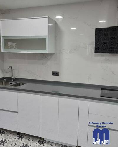 En esta reforma integral de la cocina de una casa en zona rural de Gijón, partíamos de una cocina amplia y luminosa, con el reto de dotarla de un diseño moderno y muy funcional que acompañara a su generosa distribución. La clave estaba en crear un espacio