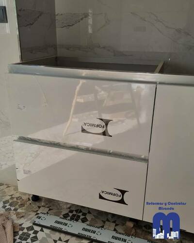 En esta reforma integral de la cocina de una casa en zona rural de Gijón, partíamos de una cocina amplia y luminosa, con el reto de dotarla de un diseño moderno y muy funcional que acompañara a su generosa distribución. La clave estaba en crear un espacio