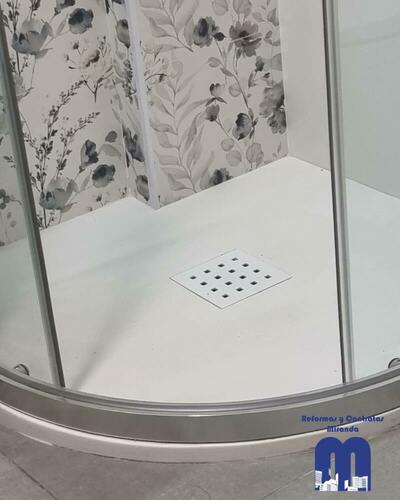 Reforma de baño con estilo floral y toques contemporáneos