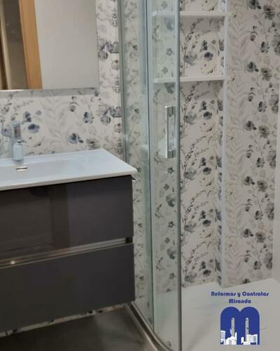 Reforma de baño con estilo floral y toques contemporáneos