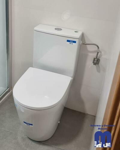 Reforma de baño con estilo floral y toques contemporáneos