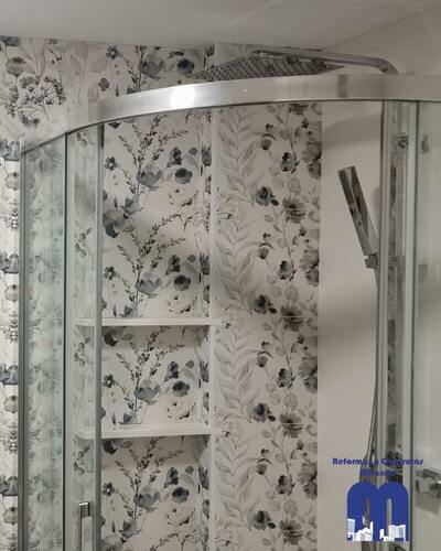 Reforma de baño con estilo floral y toques contemporáneos