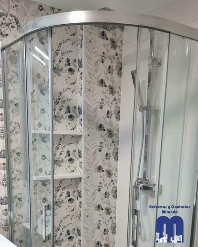 Reforma de baño con estilo floral y toques contemporáneos