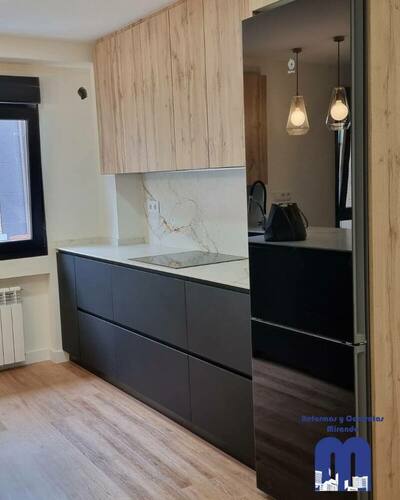 Reforma integral con cocina moderna, baños totalmente renovados, armarios empotrados y acabados cálidos que unifican todo el piso en un estilo actual y coherente