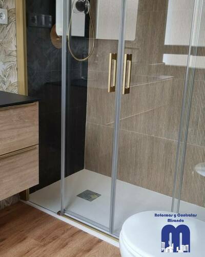 Reforma integral con cocina moderna, baños totalmente renovados, armarios empotrados y acabados cálidos que unifican todo el piso en un estilo actual y coherente