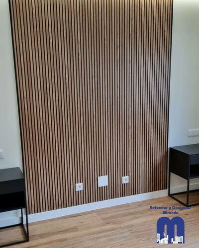 Reforma integral con cocina moderna, baños totalmente renovados, armarios empotrados y acabados cálidos que unifican todo el piso en un estilo actual y coherente