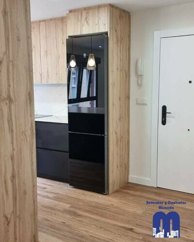 Reforma integral con cocina moderna, baños totalmente renovados, armarios empotrados y acabados cálidos que unifican todo el piso en un estilo actual y coherente