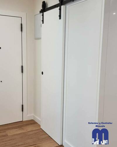 Reforma integral con cocina moderna, baños totalmente renovados, armarios empotrados y acabados cálidos que unifican todo el piso en un estilo actual y coherente