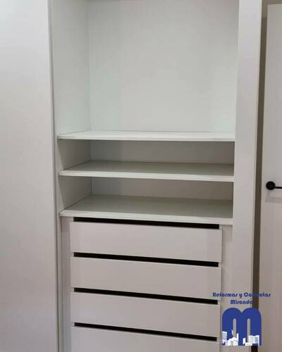 Reforma integral con cocina moderna, baños totalmente renovados, armarios empotrados y acabados cálidos que unifican todo el piso en un estilo actual y coherente