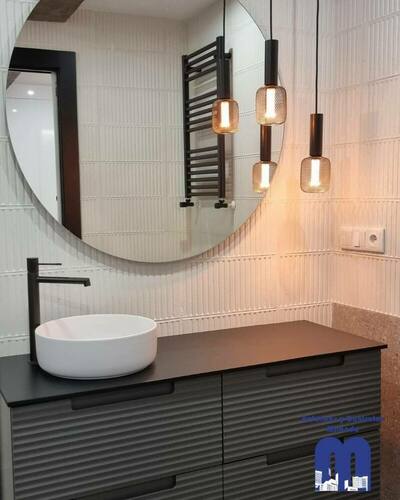 Reforma integral con cocina moderna, baños totalmente renovados, armarios empotrados y acabados cálidos que unifican todo el piso en un estilo actual y coherente