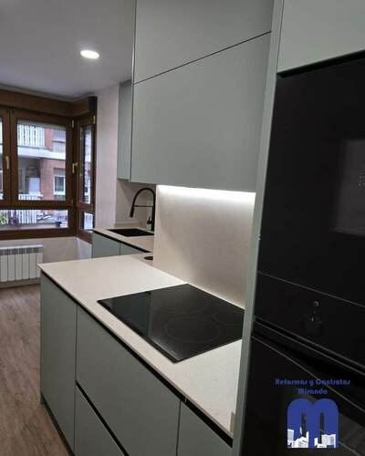 Reforma integral con criterio y detalle: cocina y baños renovados, materiales actuales y una línea estética coherente en toda la vivienda