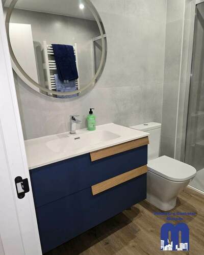 Reforma integral con criterio y detalle: cocina y baños renovados, materiales actuales y una línea estética coherente en toda la vivienda