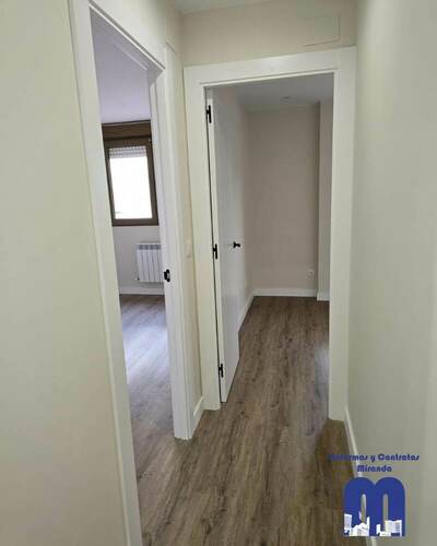 Reforma integral con criterio y detalle: cocina y baños renovados, materiales actuales y una línea estética coherente en toda la vivienda