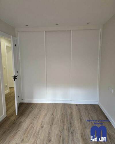 Reforma integral con criterio y detalle: cocina y baños renovados, materiales actuales y una línea estética coherente en toda la vivienda