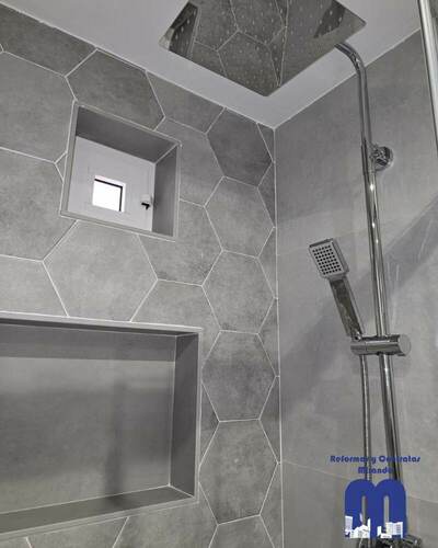 Reforma integral con criterio y detalle: cocina y baños renovados, materiales actuales y una línea estética coherente en toda la vivienda