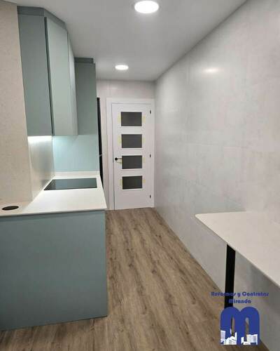 Reforma integral con criterio y detalle: cocina y baños renovados, materiales actuales y una línea estética coherente en toda la vivienda