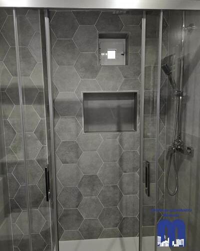 Reforma integral con criterio y detalle: cocina y baños renovados, materiales actuales y una línea estética coherente en toda la vivienda