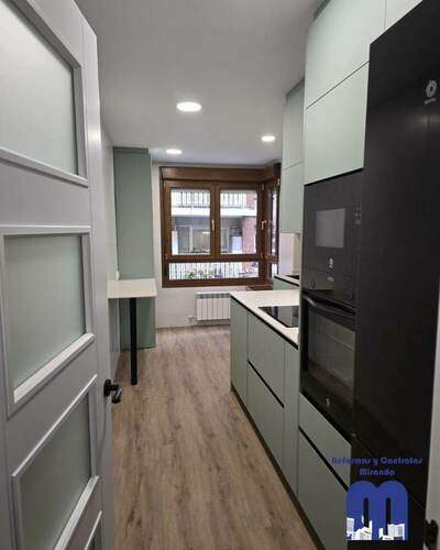 Reforma integral con criterio y detalle: cocina y baños renovados, materiales actuales y una línea estética coherente en toda la vivienda