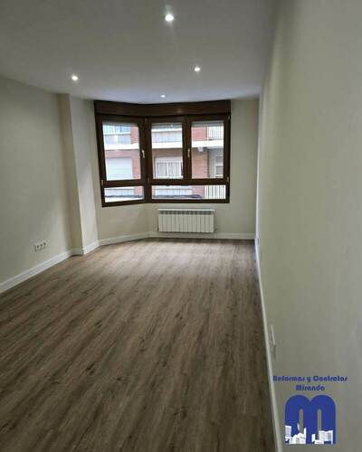 Reforma integral con criterio y detalle: cocina y baños renovados, materiales actuales y una línea estética coherente en toda la vivienda