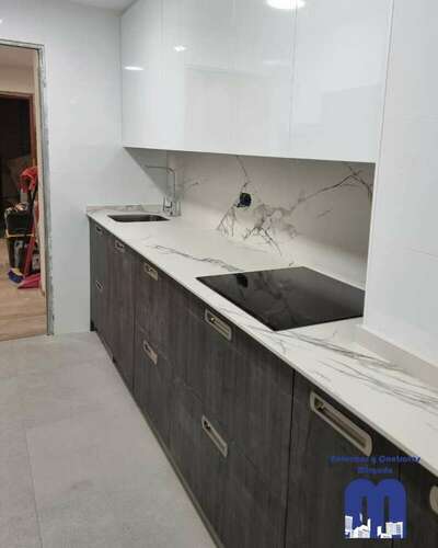 Reforma integral de un piso con acabados actuales y una estética limpia y luminosa.